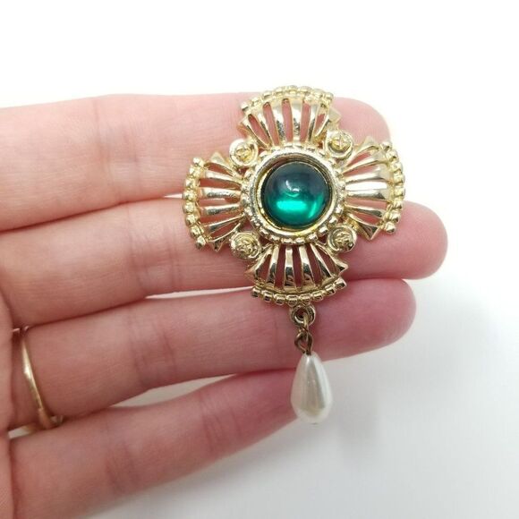 Vintage Green Rhinestone and Gold Tone Brooch with Faux Pearl Drop, Lapel Pin - Picture 3 of 5